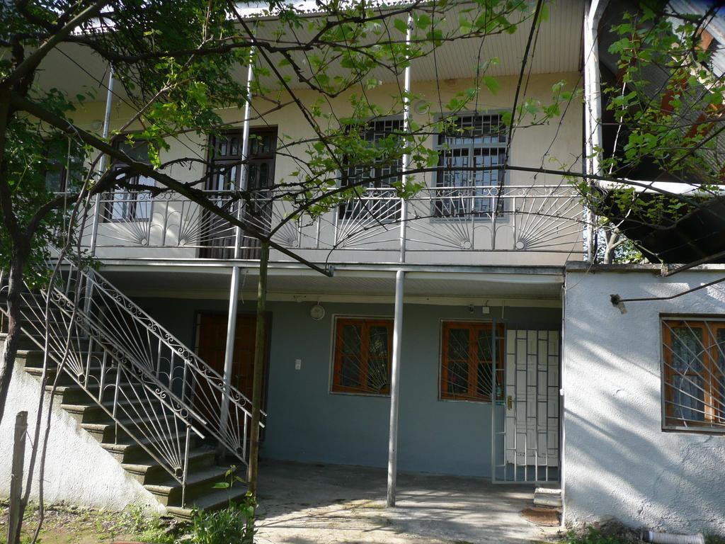 Gvirilas Sakhli Guest House Khashuri Exteriör bild