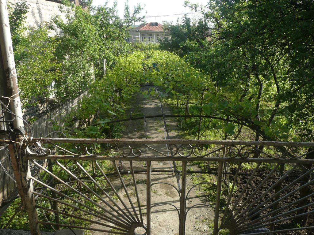 Gvirilas Sakhli Guest House Khashuri Exteriör bild